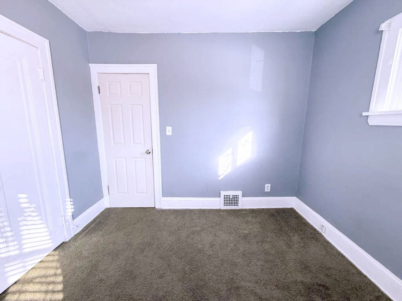 14410 Kingsford Ave - Photo 6 of 17