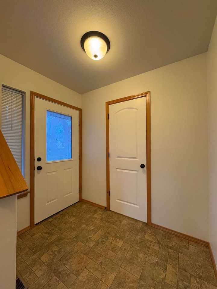 2208 N Clearview Dr - Photo 4 of 38