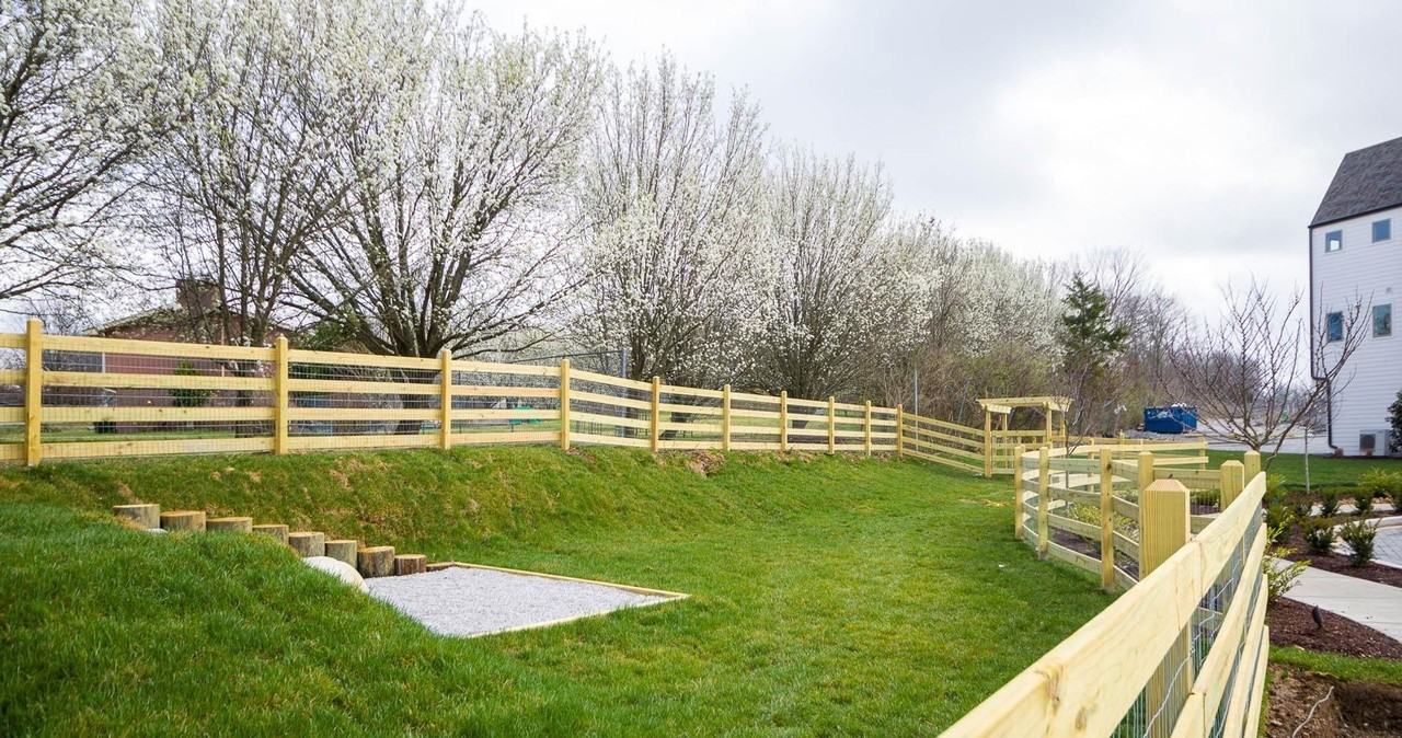 328 E Village Ln - Photo 4 of 16