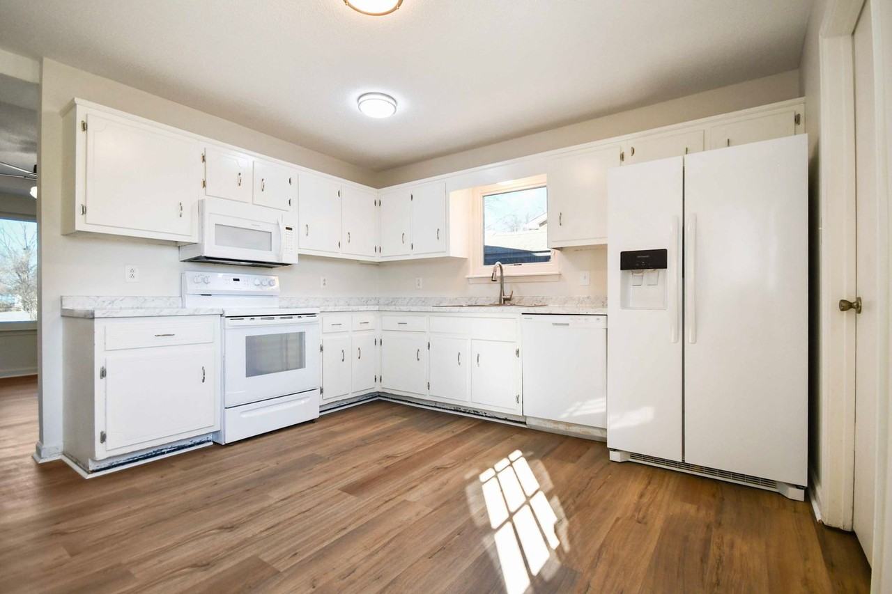 271 Stephanie Dr - Photo 5 of 16