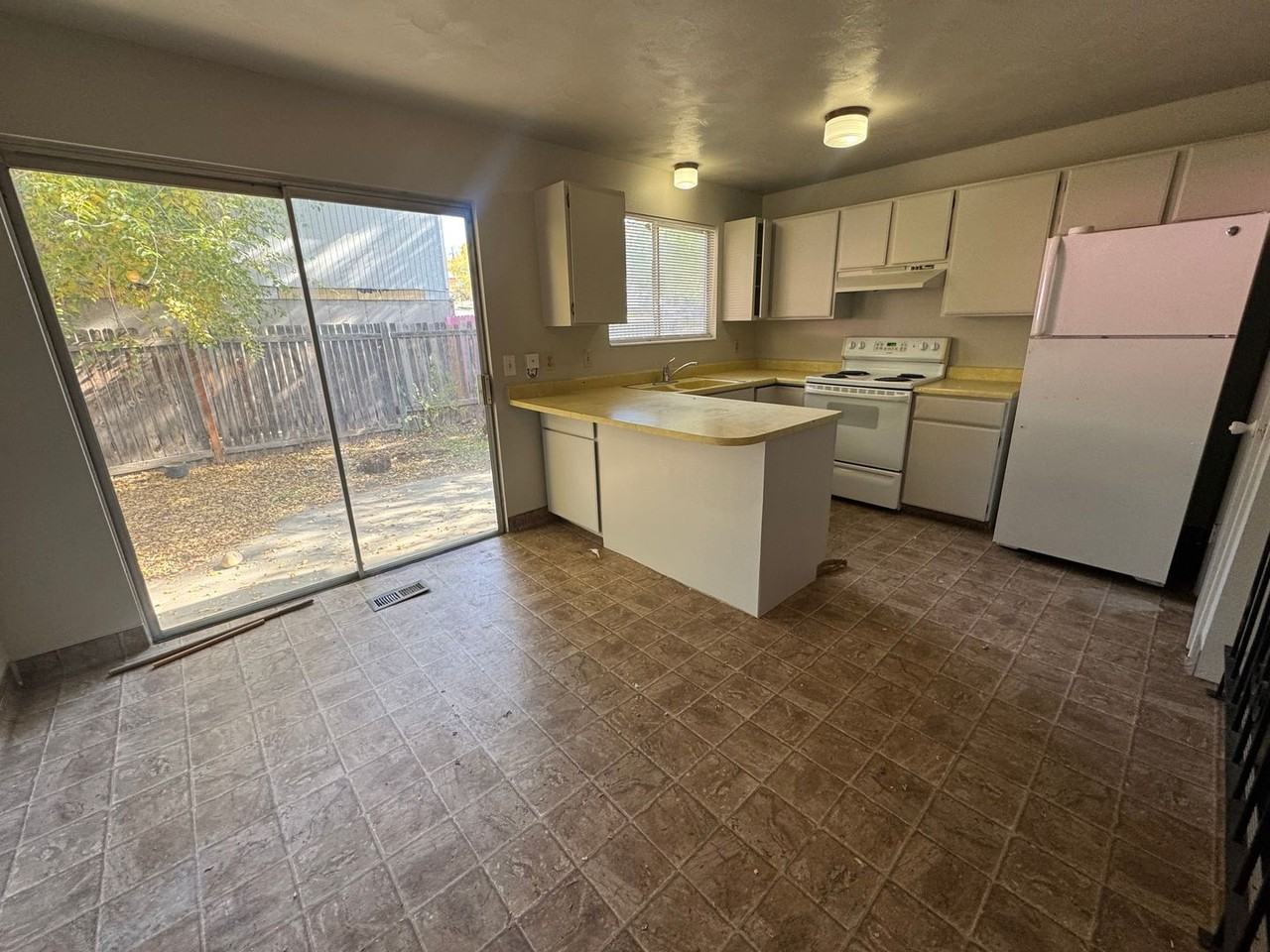 8311 S Wayside Dr - Photo 4 of 12