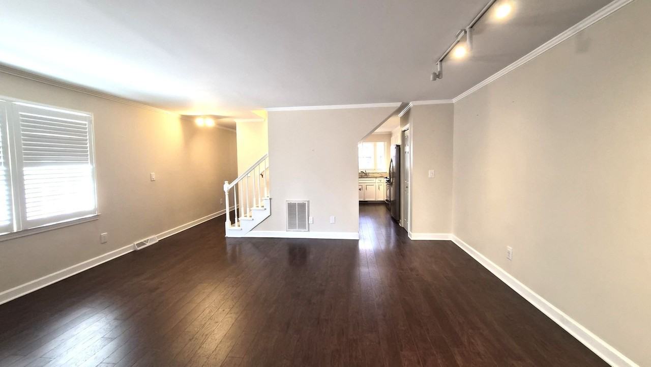900 N Main St #19 - Photo 7 of 18