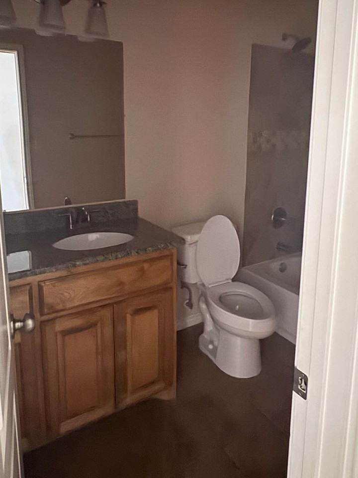 119 N Andrews Ave - Photo 4 of 8