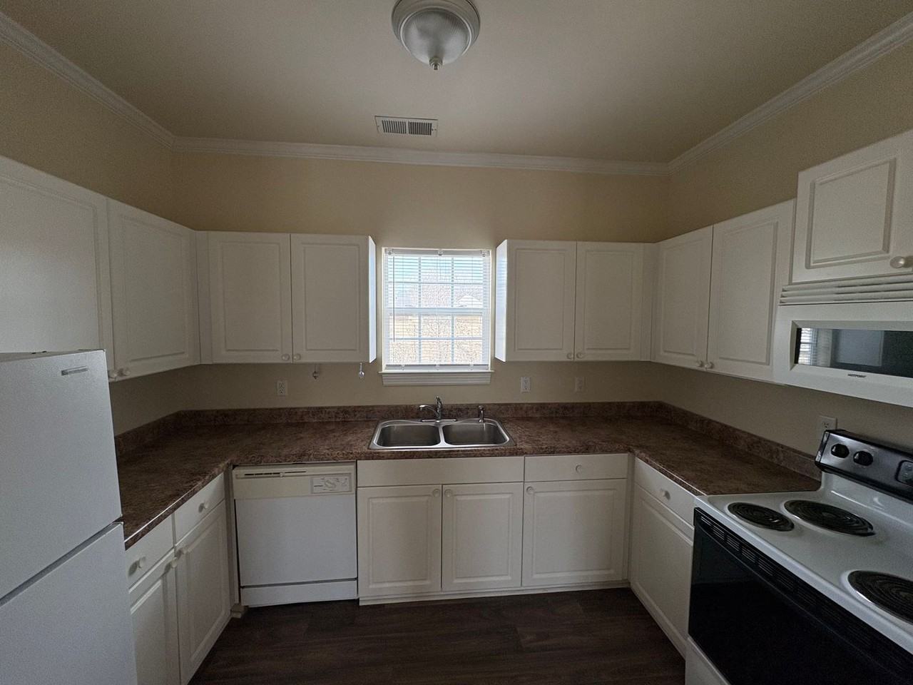 115 Yvon St - Photo 5 of 11