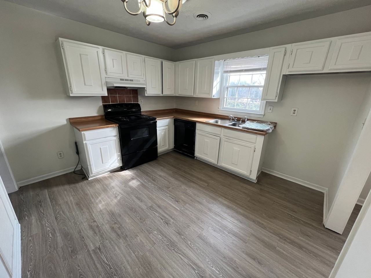 1310 Aiken Rd - Photo 6 of 10