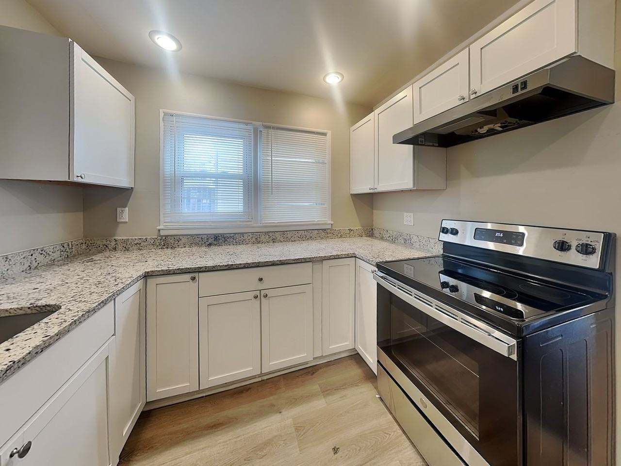 4308 Ne 38th St - Photo 3 of 31