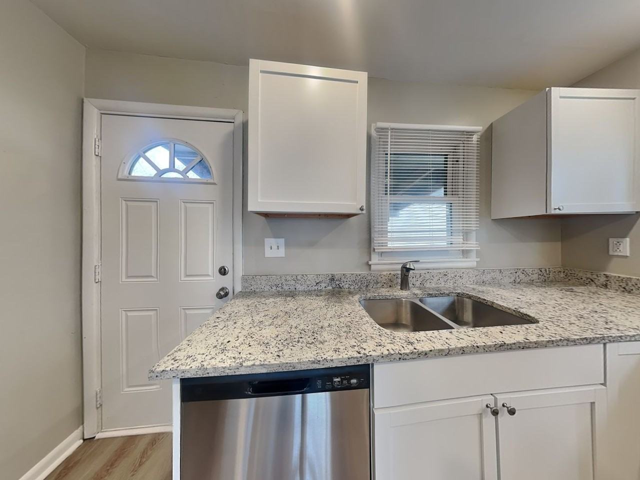 4308 Ne 38th St - Photo 5 of 31