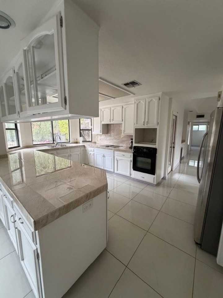 3428 Eastview Ct - Photo 6 of 18