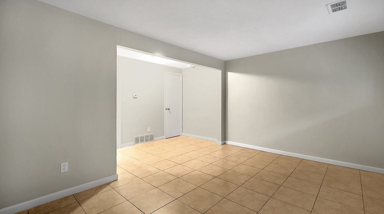 1870 Dunbar Dr Apt B4 #B4 - Photo 4 of 18