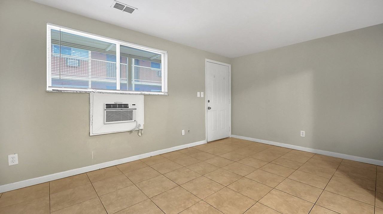 1870 Dunbar Dr Apt B4 #B4 - Photo 5 of 18