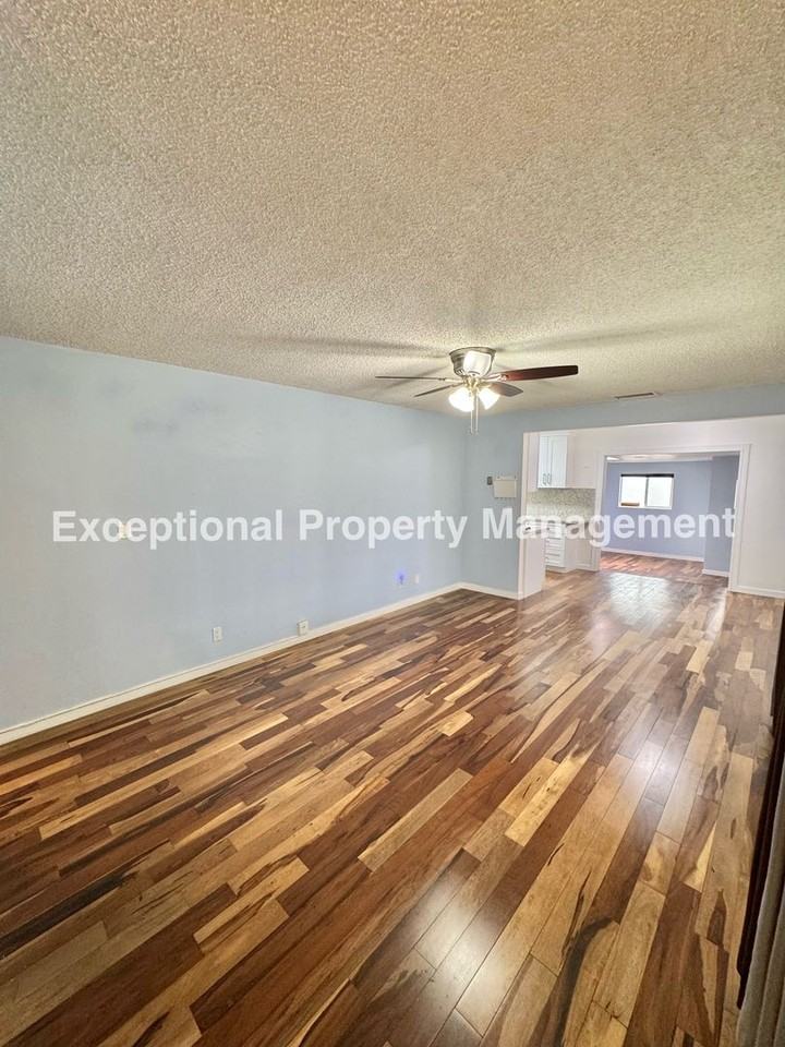 907 N Millard Ave - Photo 2 of 22