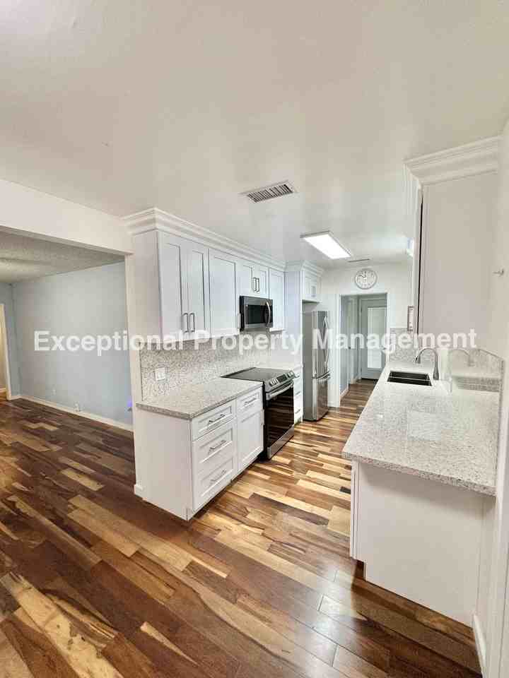 907 N Millard Ave - Photo 5 of 22