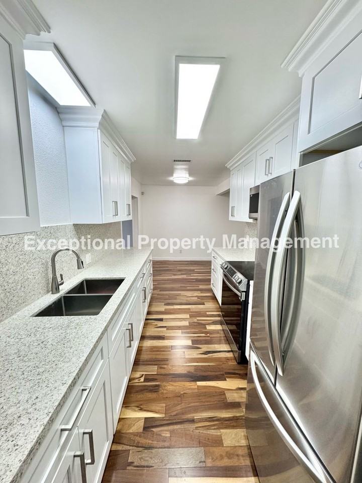 907 N Millard Ave - Photo 6 of 22