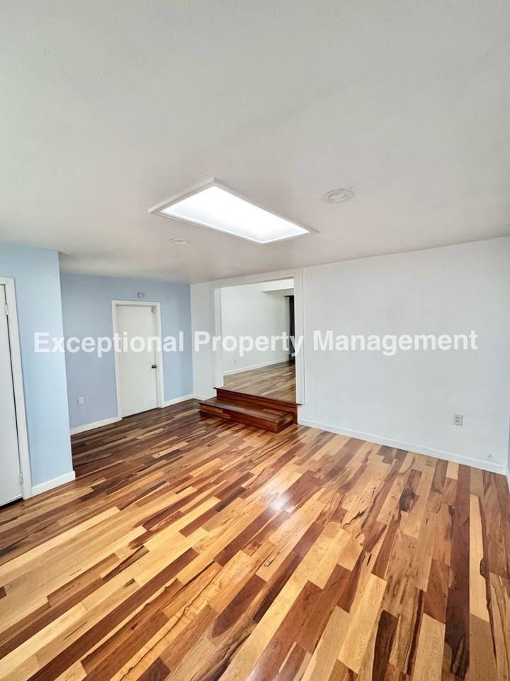 907 N Millard Ave - Photo 7 of 22