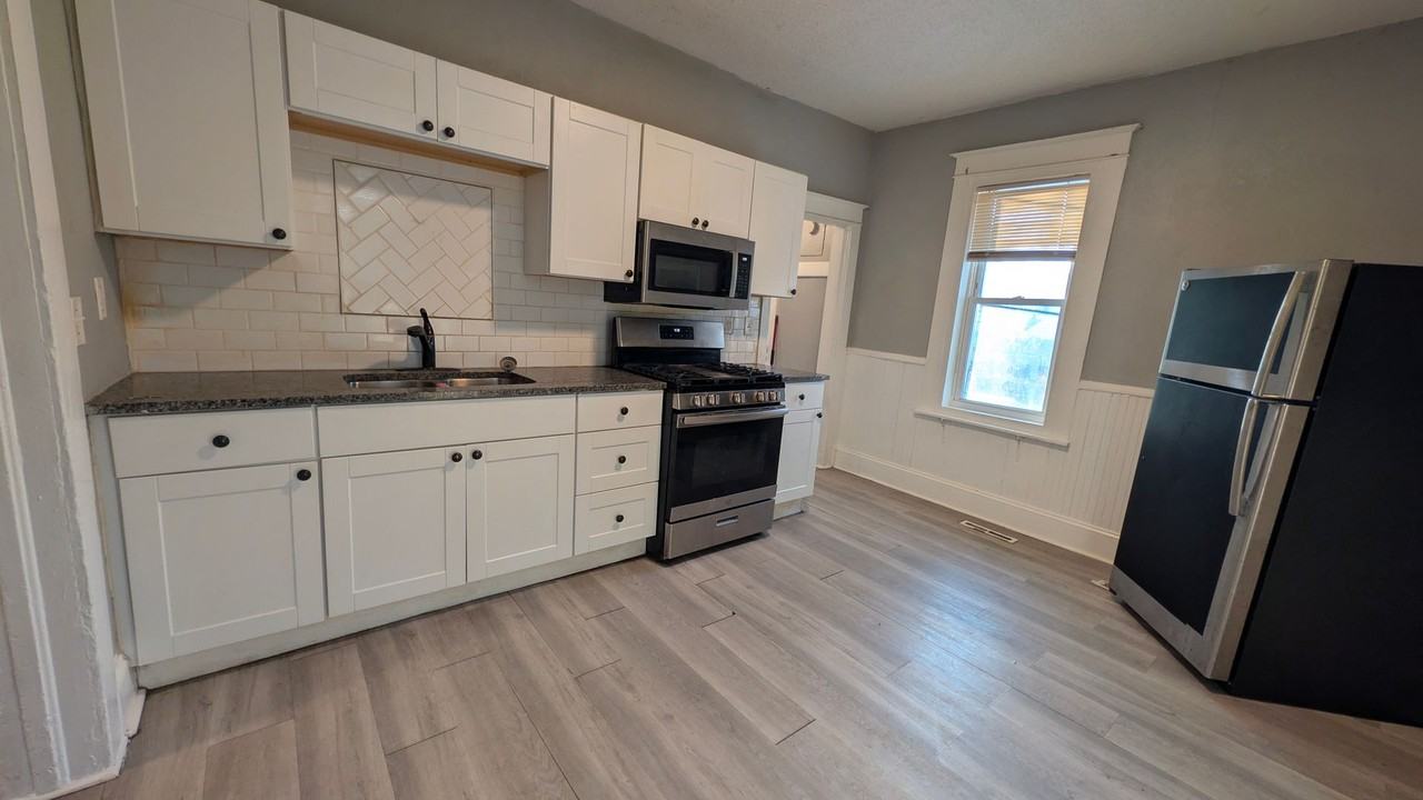 3023 Sheridan Ave N - Photo 2 of 19