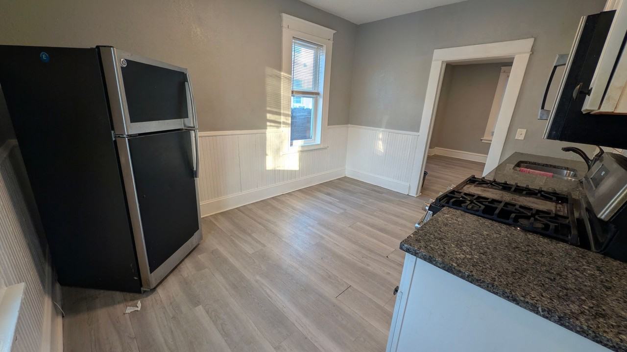 3023 Sheridan Ave N - Photo 3 of 19