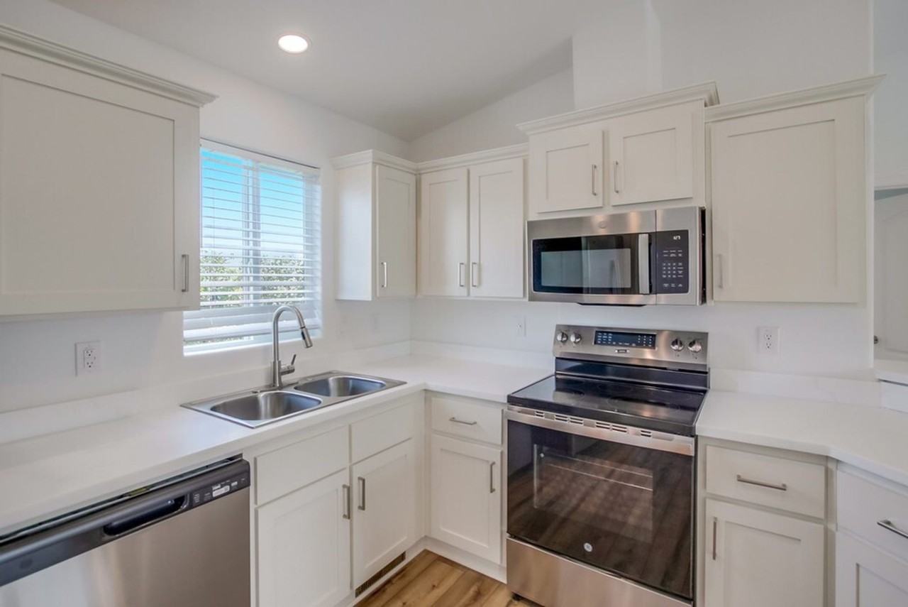 4028 Charles St - Photo 3 of 33