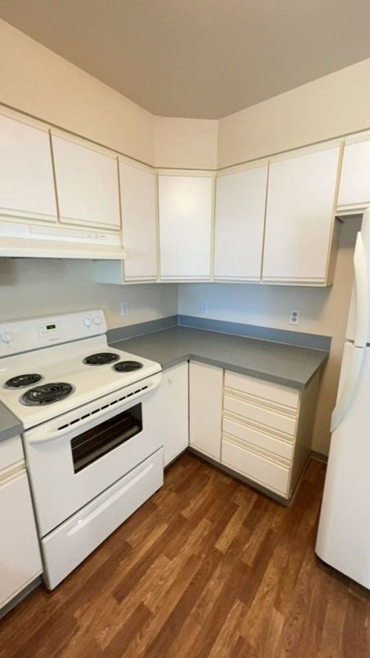 1055 Anderson Ave - Photo 2 of 14