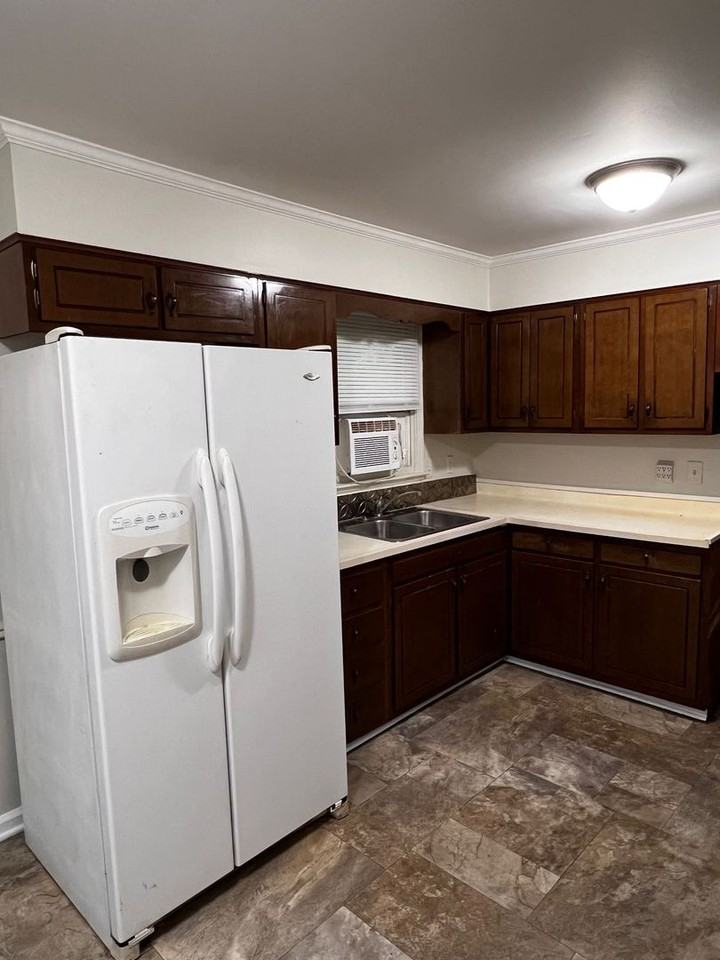 1503 Glenridge Rd - Photo 2 of 6