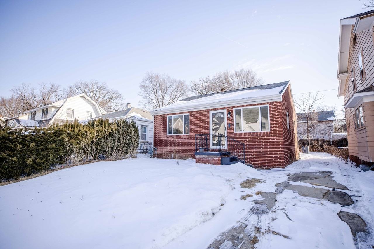 1730 Wyndhurst Rd - Photo 2 of 19