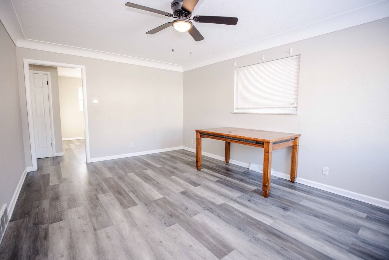 1730 Wyndhurst Rd - Photo 4 of 19