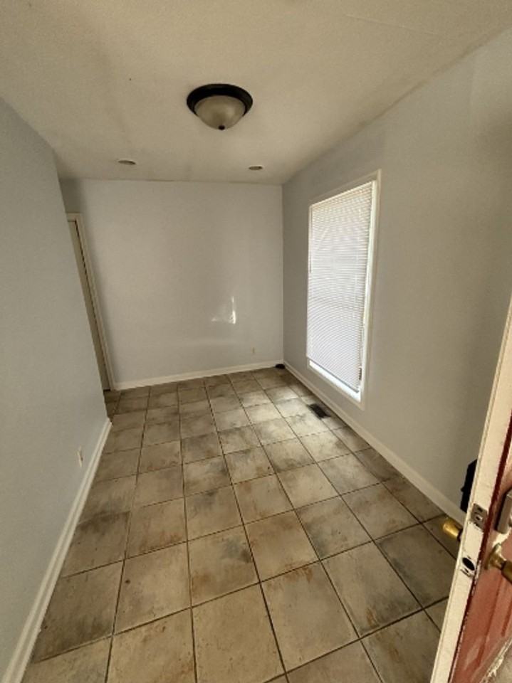 1902 E 35th St - Photo 3 of 9