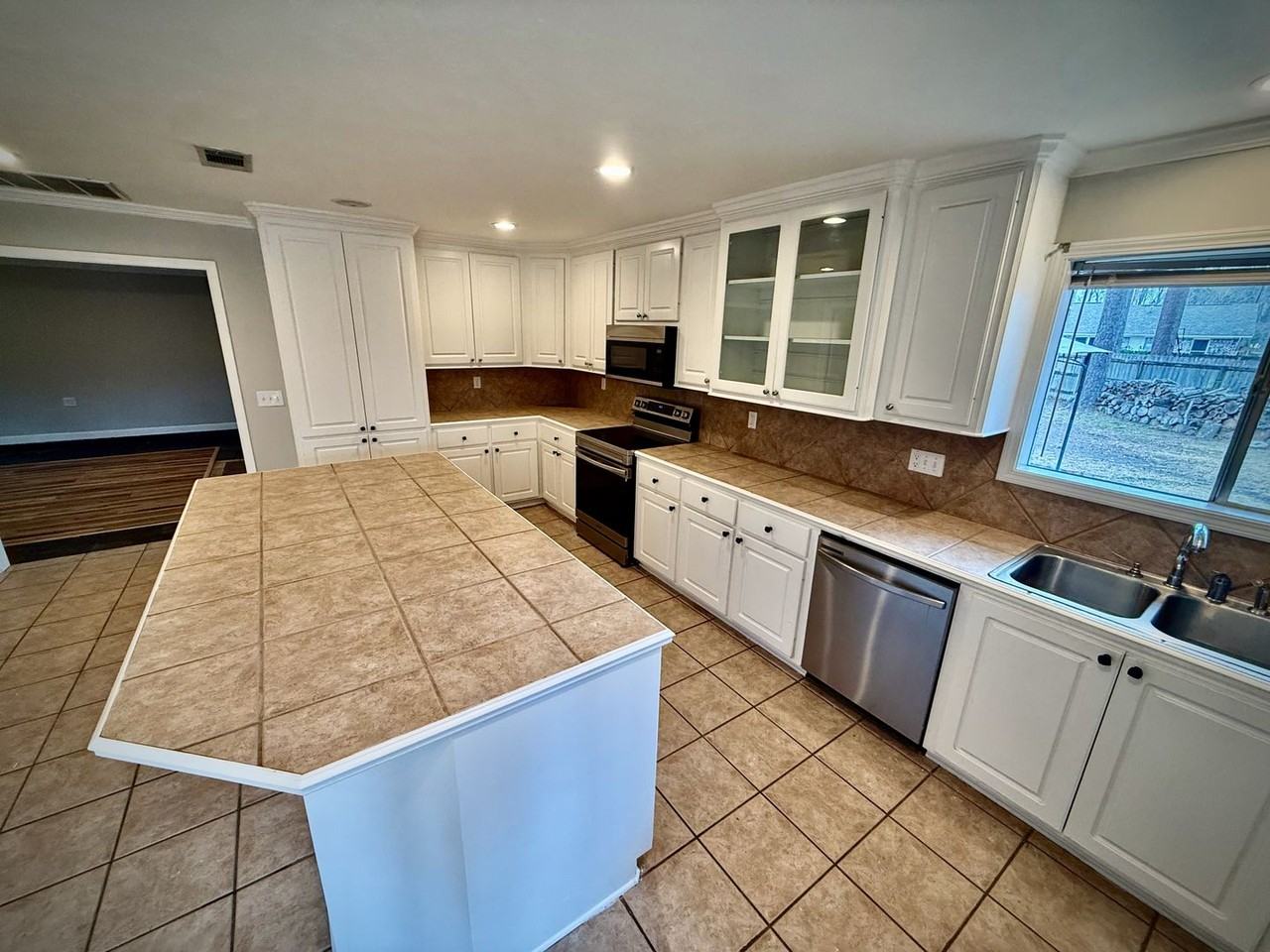 102 Bay Harbour Pl - Photo 6 of 22