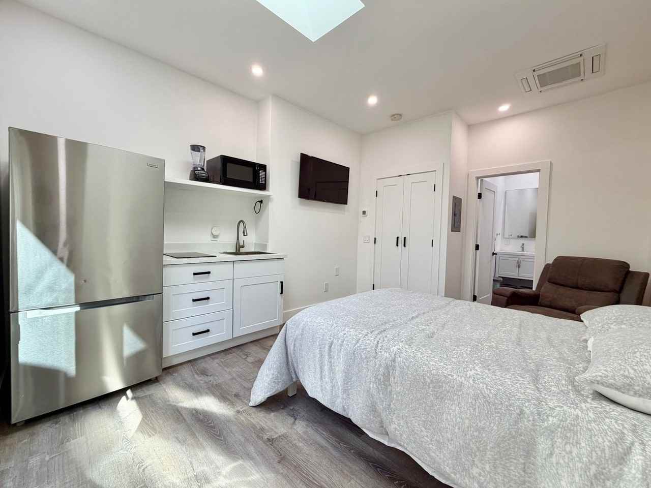 1047 Clark St - Photo 6 of 15