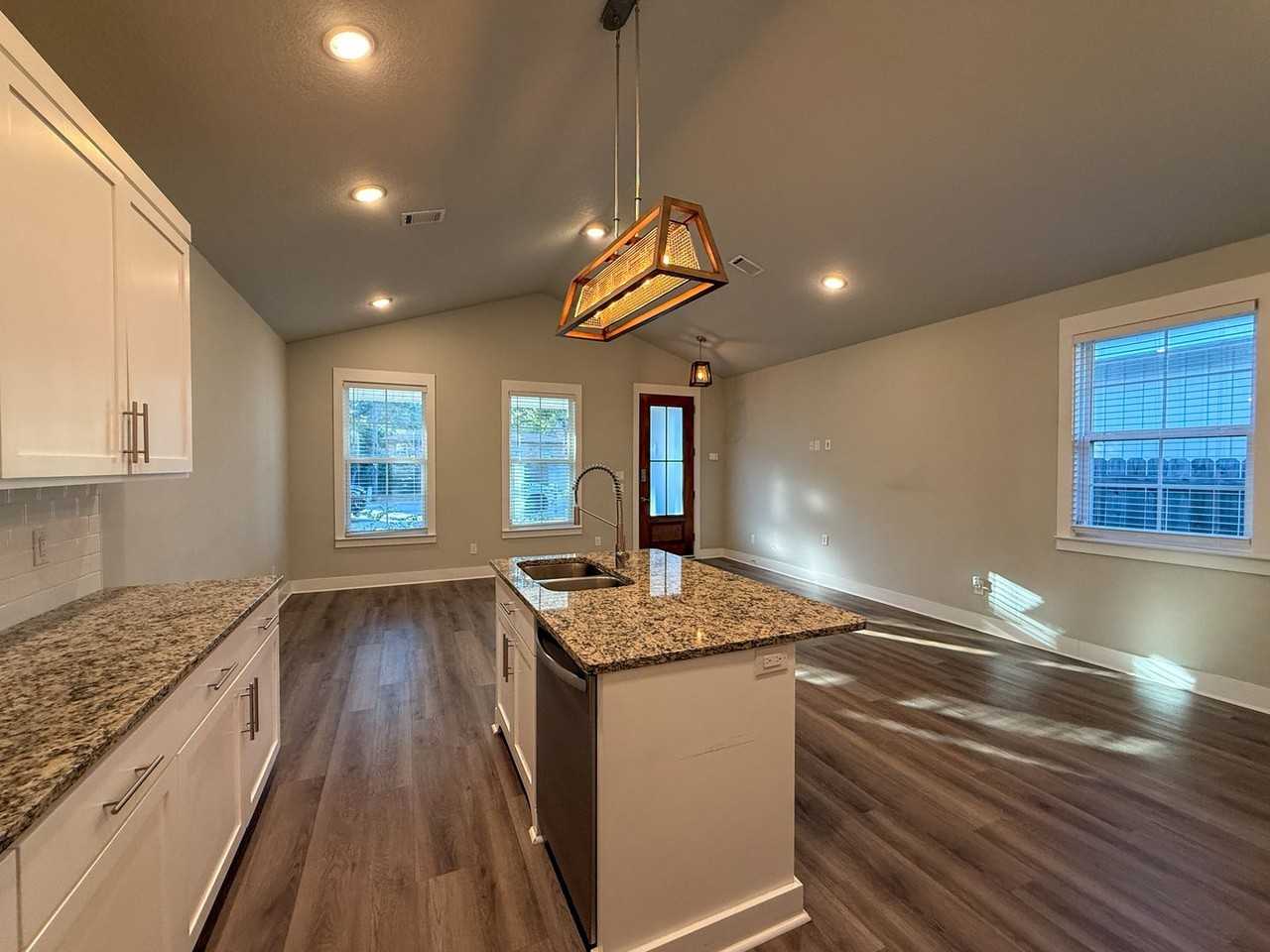 1006 N D St - Photo 3 of 18