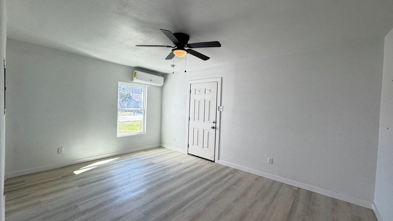 1513 10th St #1 - Photo 2 of 9