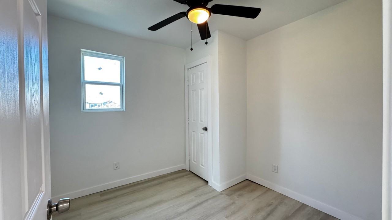 1513 10th St #1 - Photo 3 of 9