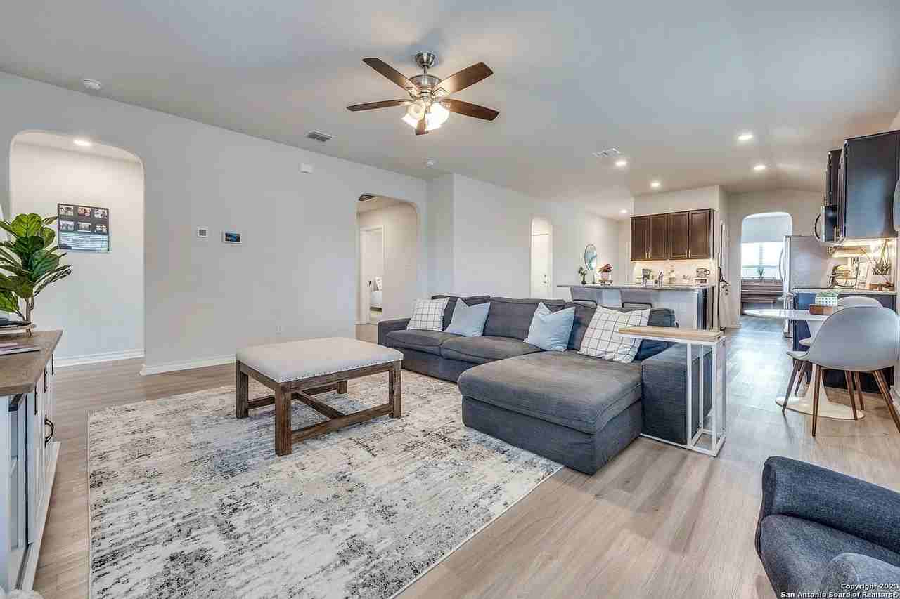 2915 Thackery Grv - Photo 2 of 12