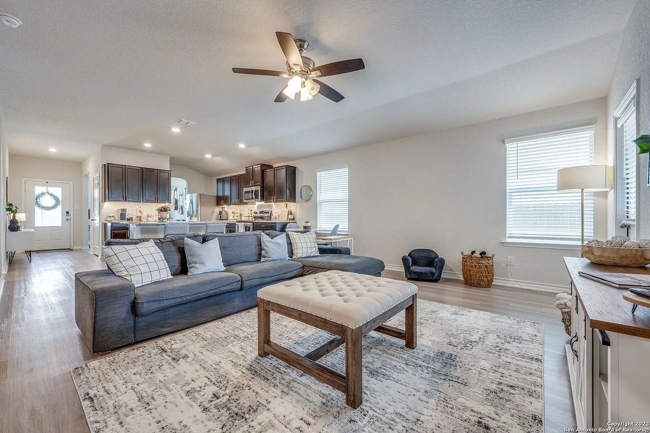 2915 Thackery Grv - Photo 3 of 12