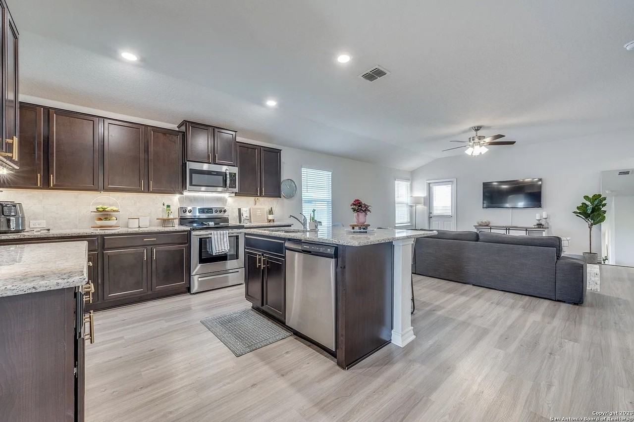 2915 Thackery Grv - Photo 4 of 12