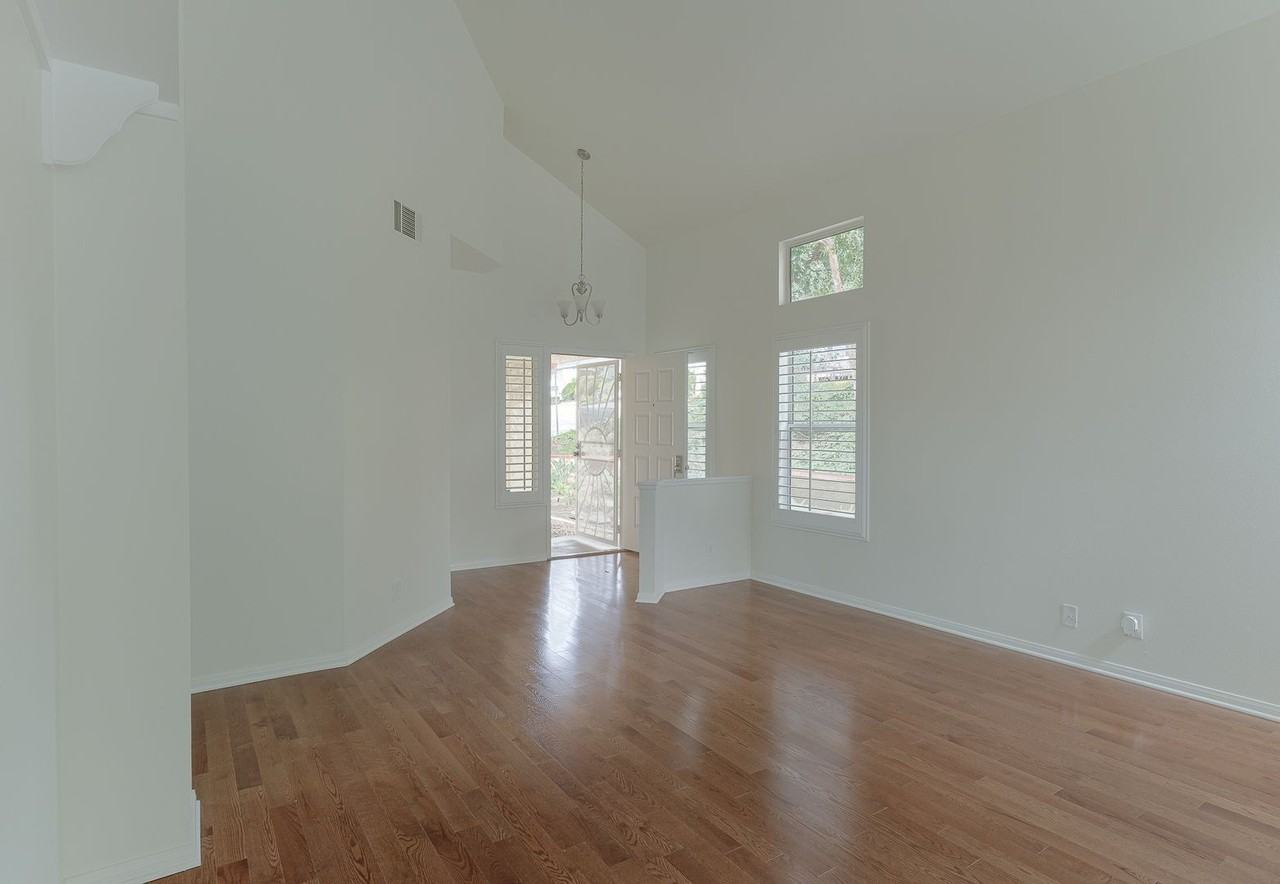 556 Arapaho St - Photo 3 of 30