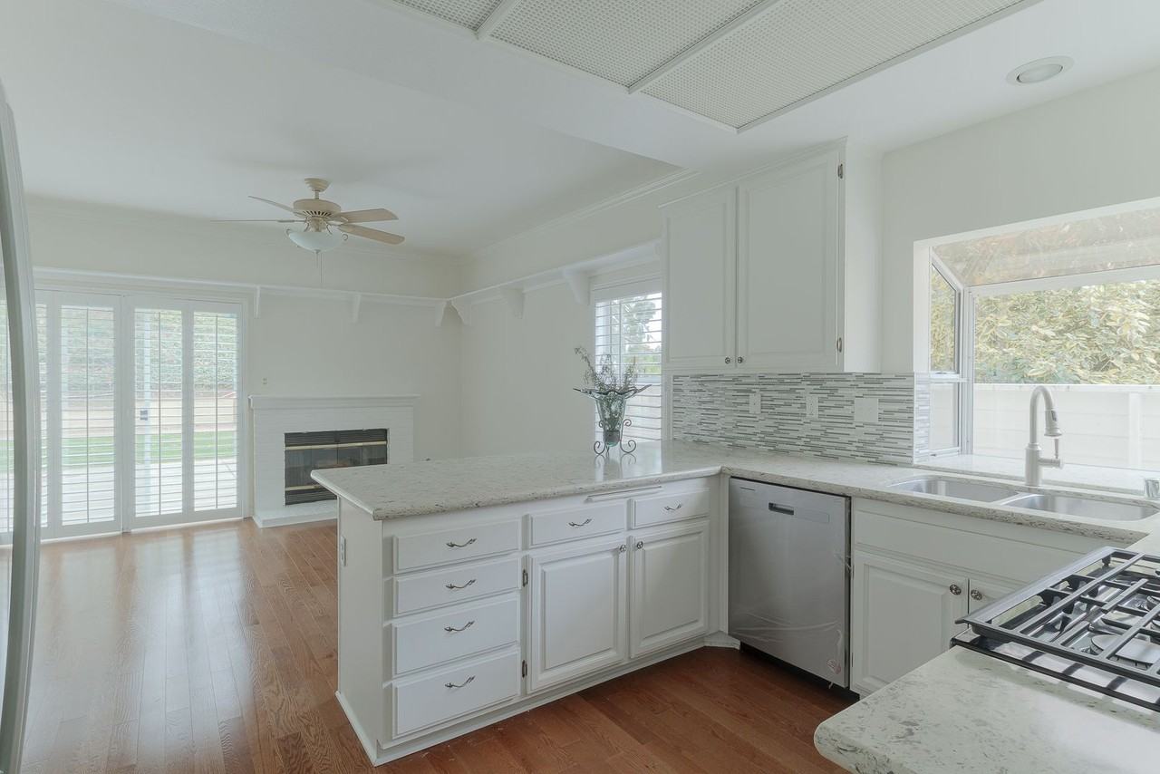 556 Arapaho St - Photo 7 of 30