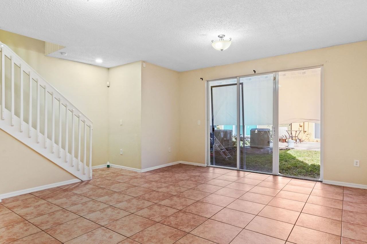 4215 Ne 22nd Dr - Photo 3 of 25