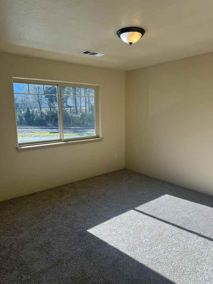 205 Madrone St - Photo 7 of 11