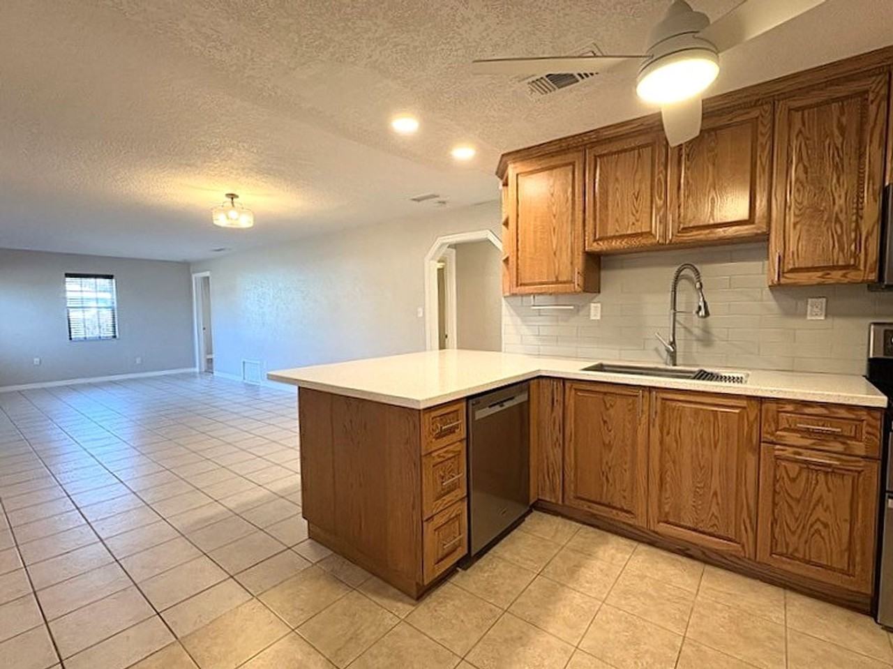 2353 Florida Blvd - Photo 3 of 21