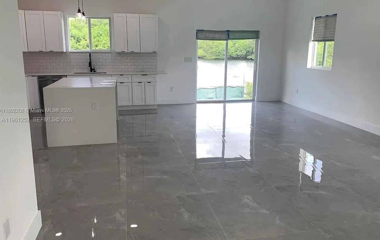 655 Nw 24th Ave - Photo 2 of 15