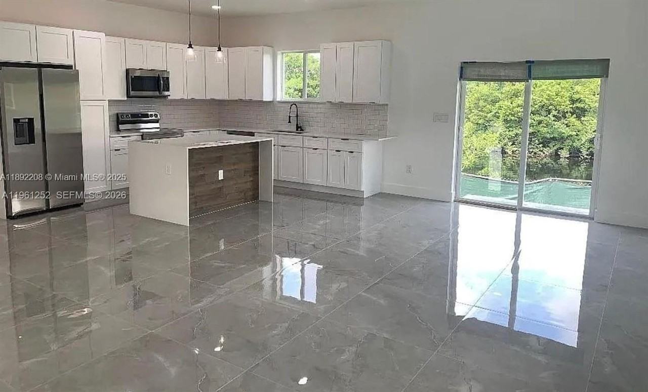 655 Nw 24th Ave - Photo 3 of 15