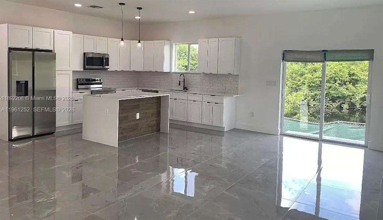 655 Nw 24th Ave - Photo 4 of 15