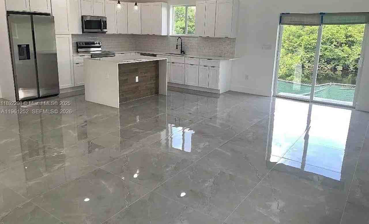 655 Nw 24th Ave - Photo 5 of 15
