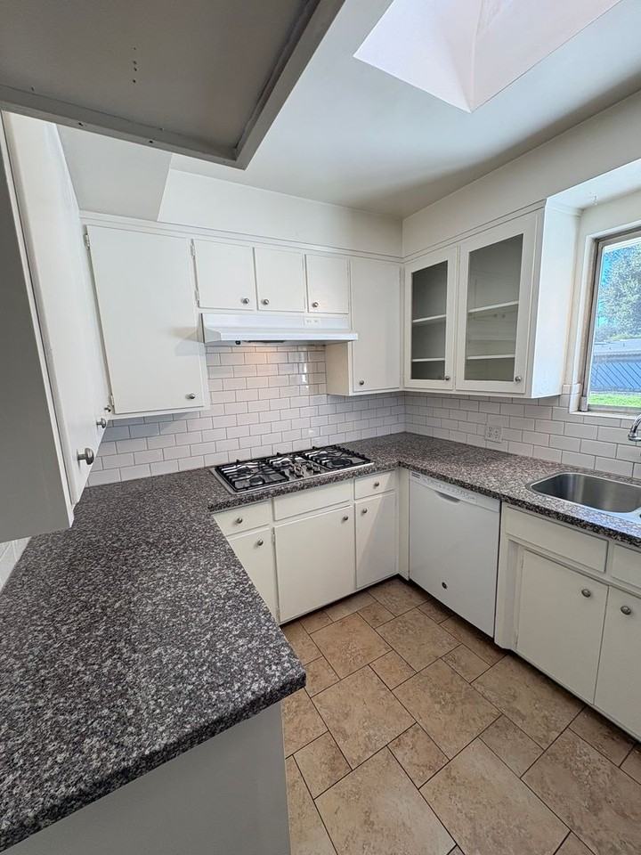 217 Gridley Rd - Photo 7 of 30