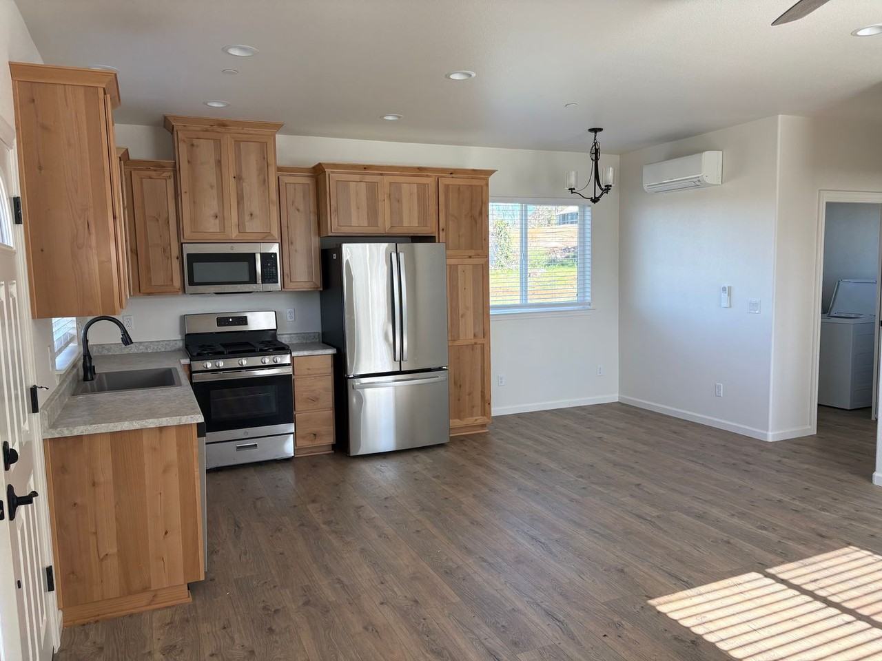 1329 Taylor Ln - Photo 3 of 15