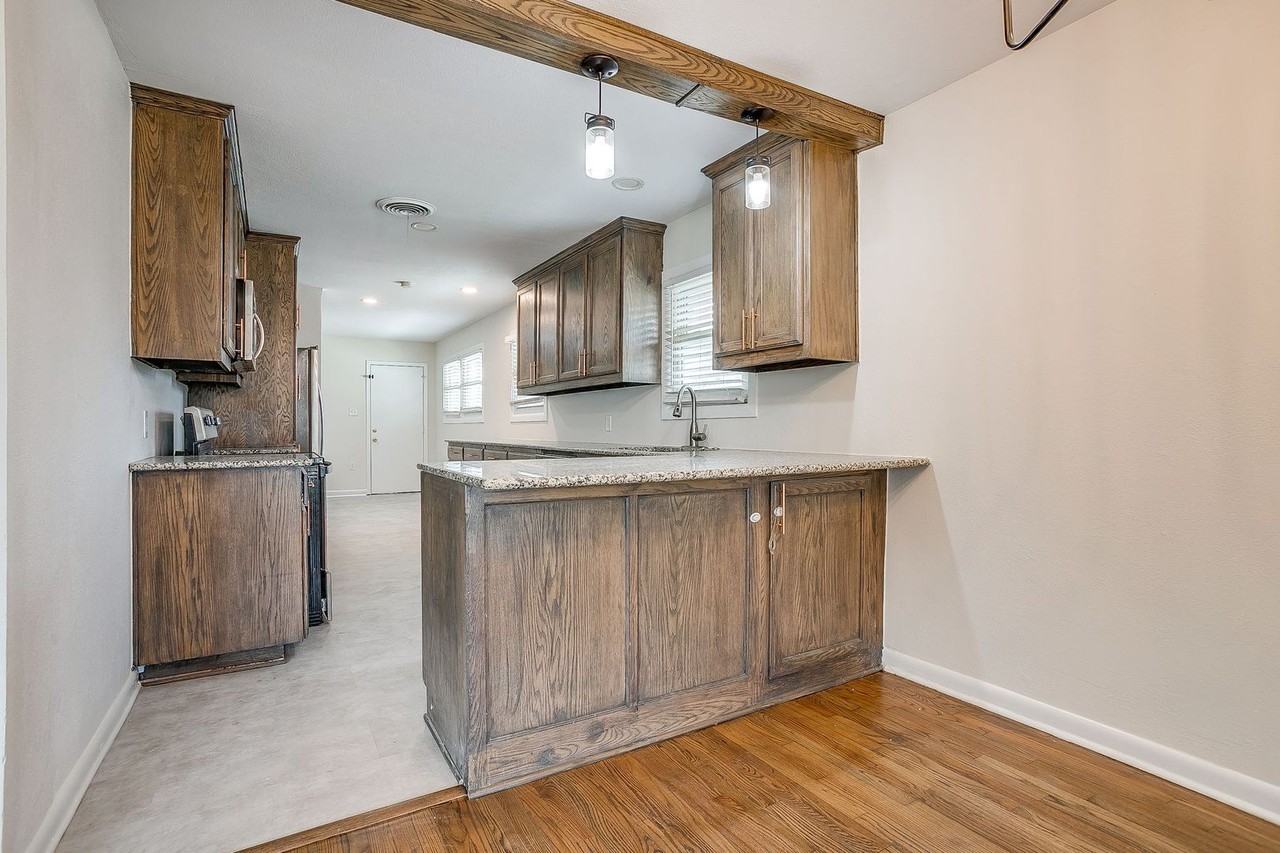 4737 Houghton Ave - Photo 6 of 20