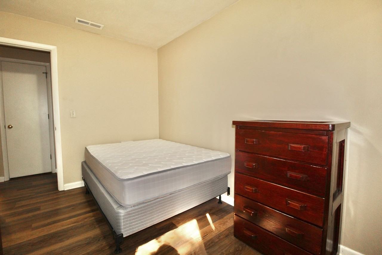 1468 Bradley Dr - Photo 2 of 6