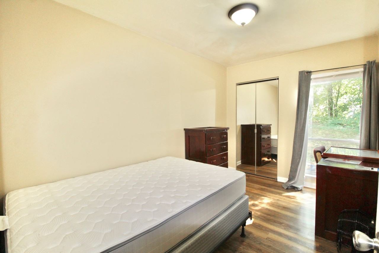 1468 Bradley Dr - Photo 3 of 6