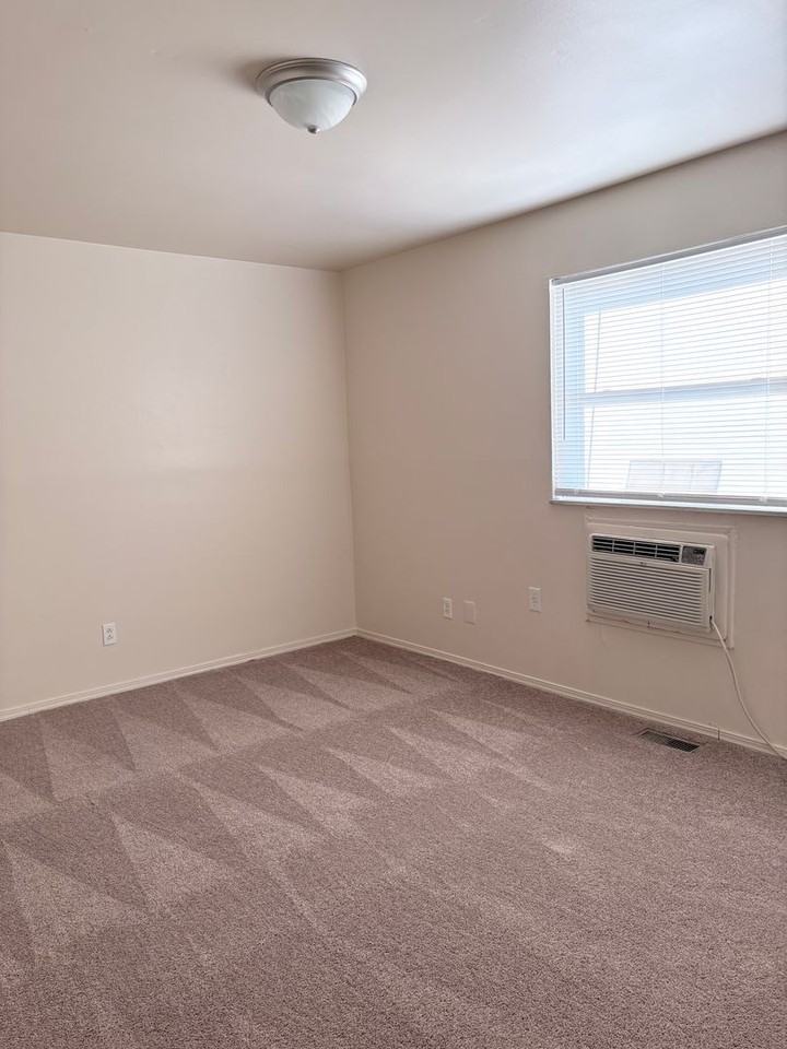 1197 S Alex Rd #C - Photo 4 of 5
