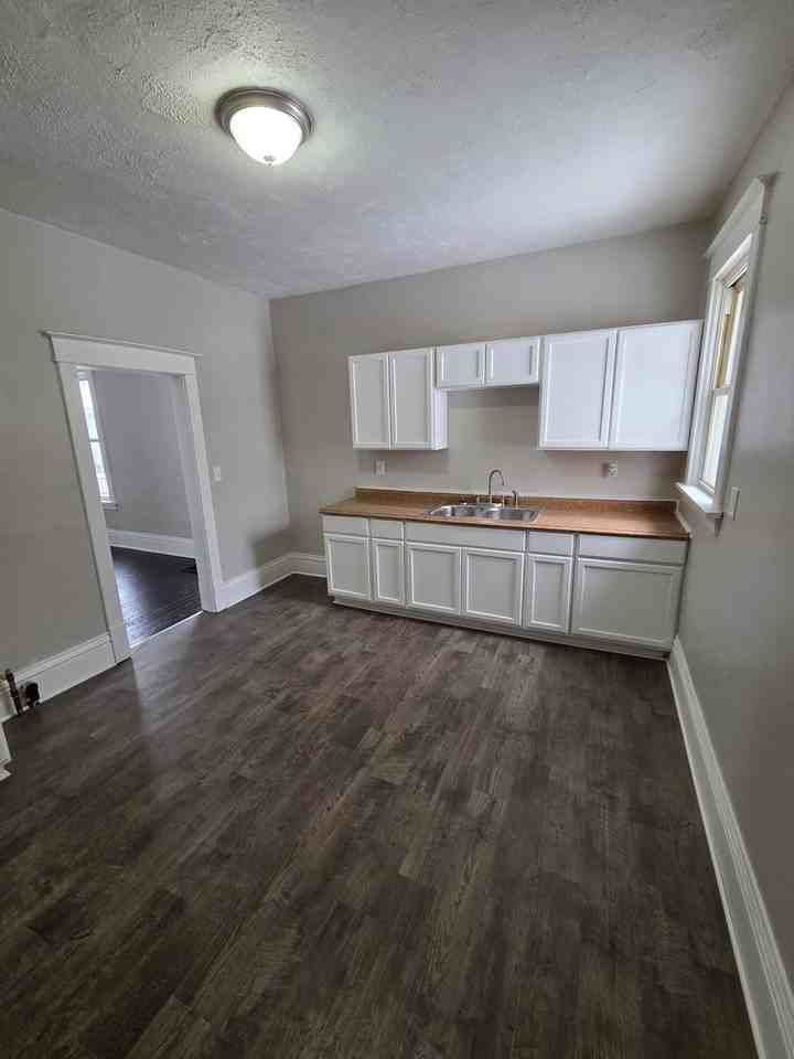 295 Mason Ave - Photo 5 of 13